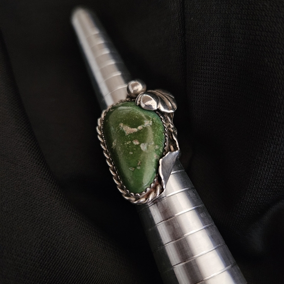 Silver and Green Stone Ring - Picture 8 of 13